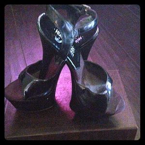 Black Hollywood heels ssize 6/7